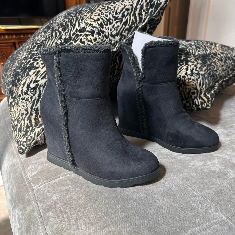 Shoe Dazzle Black Winter Rain Boots with Furry Lining